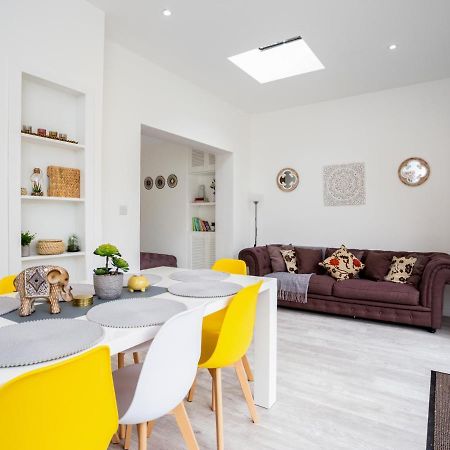 Large Modern Family Home ウィンザー エクステリア 写真