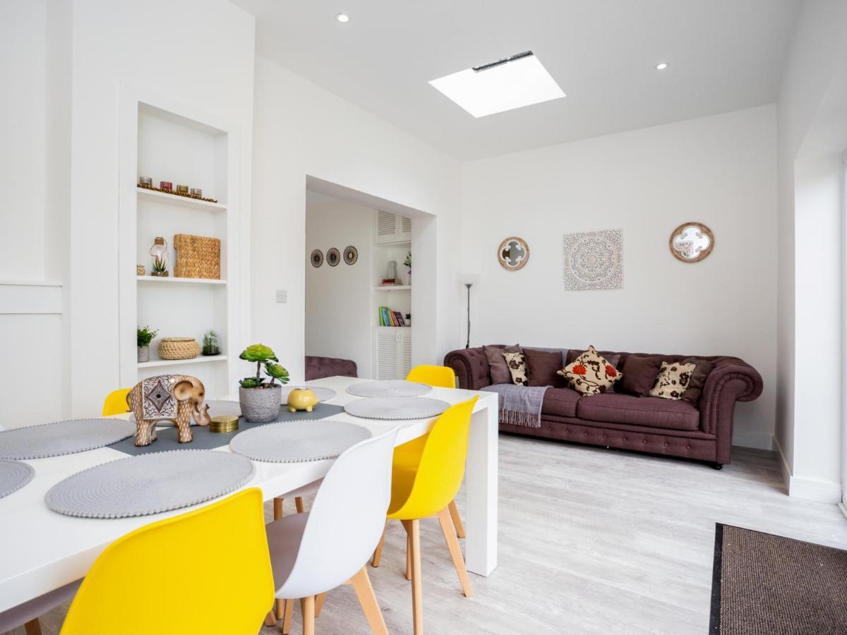 Large Modern Family Home ウィンザー エクステリア 写真